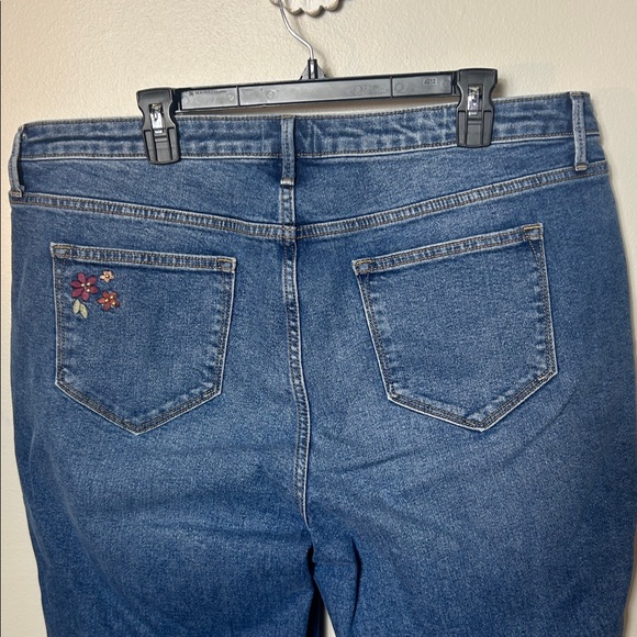 EUC Driftwood Jeans Colette Embroidered Crop Straight Jean in Prairie - Picture 11 of 15